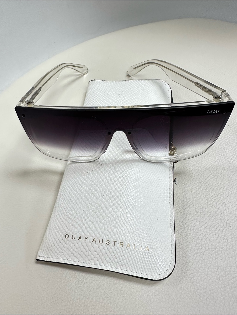 Quay Australia Jaded Oversized Shield Sunglasses Clear Frame Gradient Lens - Picture 2 of 8